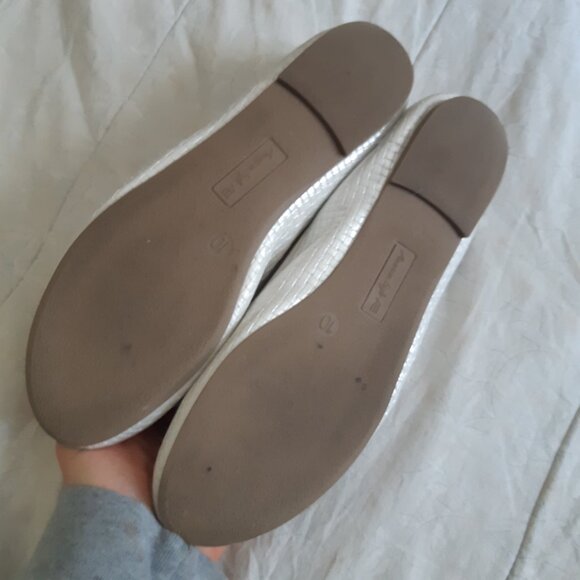 White Womens Flats Sz 10 with Delicate Bow Soft Sheen - Picture 3 of 6
